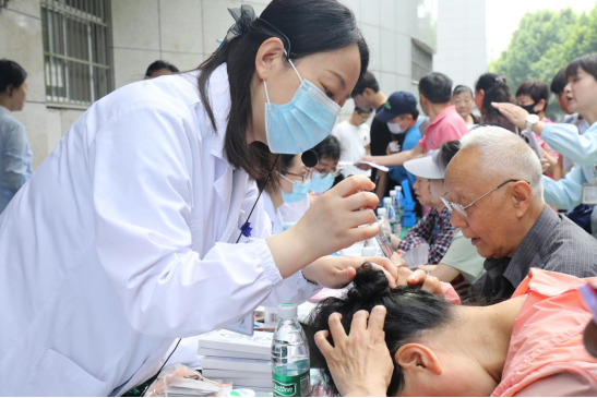 （525全国护肤日义诊现场，皮肤科副主任医师吴娟为患者面诊&nbsp;&nbsp;通讯员代雨朦 摄）