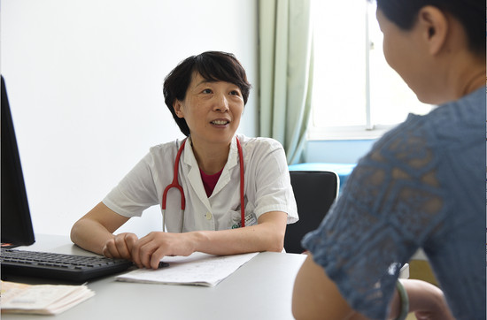 神经内科张淑琴主任在门诊为考生家长进行心理疏导