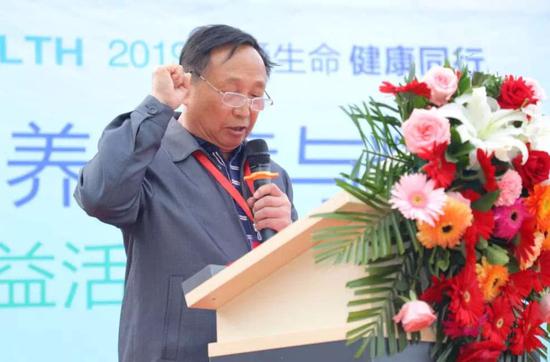 糖尿病患者代表谢力群先生发表宣誓词
