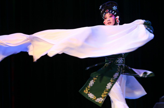 全媒体记者杨东 摄 演出单位:老河口市湖北越调仙人花鼓戏艺术保护传承中心