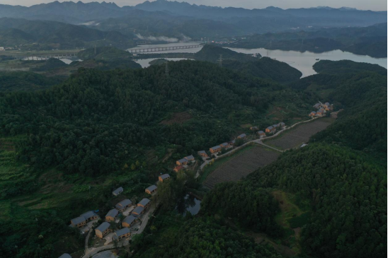 远眺龙王沟民宿群 摄影:范学锋