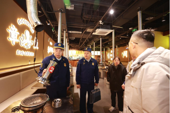 孝感市消防救援支队走进餐饮场所开展消防安全检查。付传虎/摄