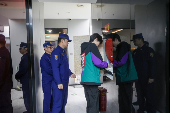 荆门市消防救援支队开展夜间突击检查，随机抽查网吧工作人员消防设施操作能力 魏欢欢/摄