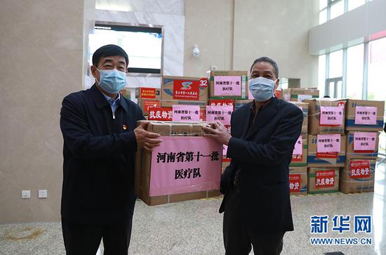 河南第11批支援湖北医疗队向武汉大学人民医院捐赠防护物资。（新华网发 刘瑜摄）