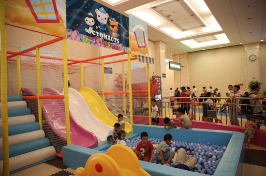 汉口站母婴候车区的儿童游乐区成为小旅客的欢乐海洋（邱晟 摄）