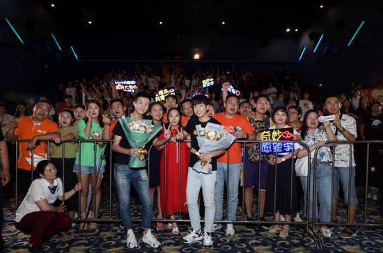 彭昱畅、岳旸与武汉粉丝合影