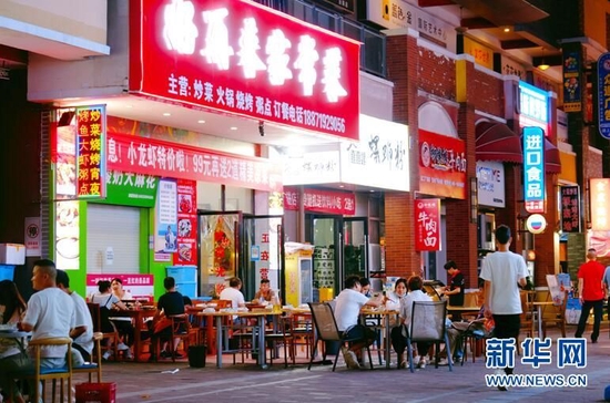 圖為萬達(dá)金街食客滿座。新華網(wǎng)發(fā) 葉航 攝