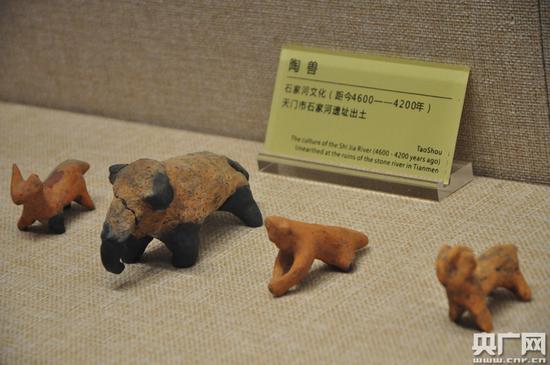 5月19日,天门市博物馆展出的石家河遗址出土文物陶兽。周林利 摄