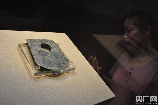 5月19日，游人在天门市博物馆参观出土的国家一级文物穿孔石钺。周林利 摄
