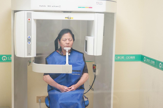 武汉仁爱医院为参与活动的市民进行口腔CT检查