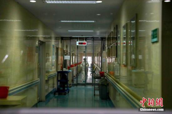 资料图:2月3日,一名医务人员在医院隔离病房。中新社记者 张畅 摄