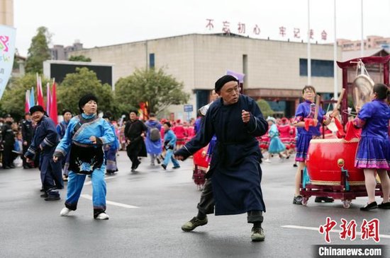 来凤县的土家族摆手舞已经传承了千年。记者董晓斌 摄