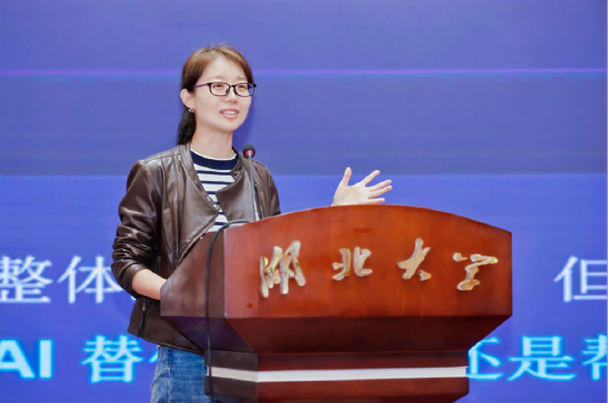图：中国人民大学新闻学院教授吴小坤致辞