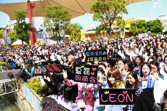 欢乐谷举行《恋与制作人》见面会 2万游客约会