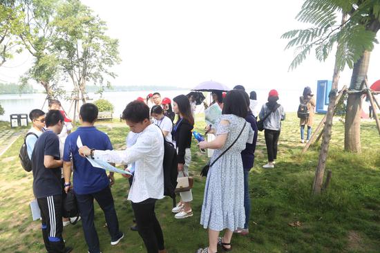 记者团在东湖路道走访 崔凯摄
