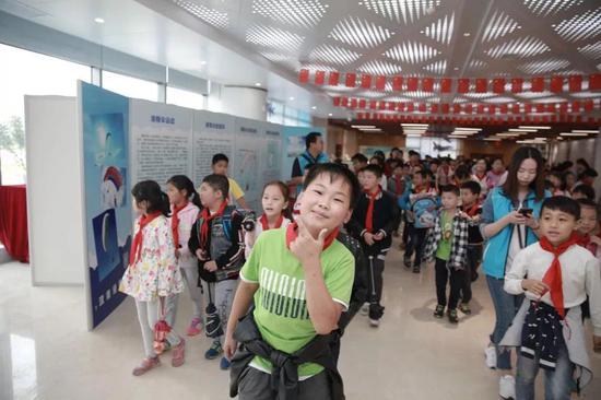 孩子们来到机场机库参观