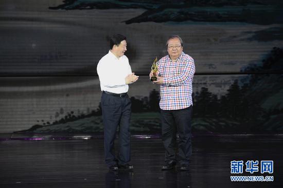 圖為“中國端午·詩意宜昌”端午詩會現場授予吉狄馬加（右一）“中國詩歌之城‘桂冠詩人’”稱號。新華網 歐陽小潔 攝