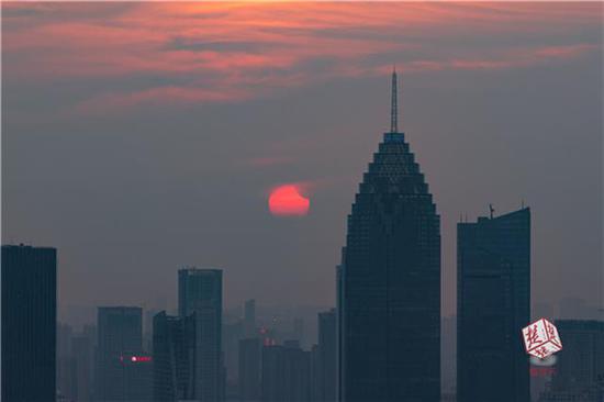 图为楚天都市报记者在汉口沿江大道高楼上拍摄的日偏食