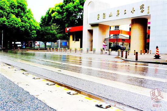 武漢東西湖區(qū)40所中小學(xué)門口裝上閃光斑馬線(圖2)