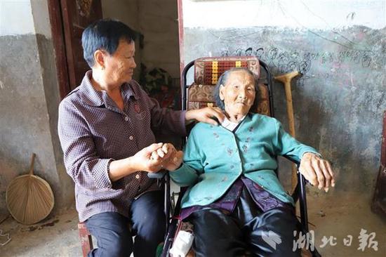 大儿媳陈莲秀照顾着114岁的陈祖英老人。(湖北日报全媒记者 张真真 通讯员 张立 摄)