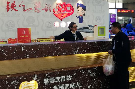 图为:武昌站“580”服务台。刘卫兵 摄