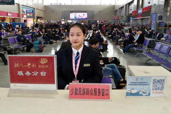 图为:武昌站“580”服务分台。刘卫兵 摄
