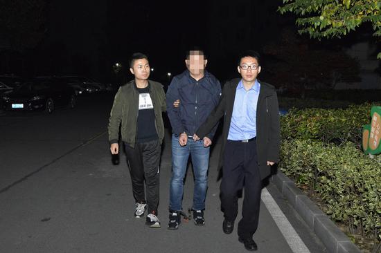 押解犯罪嫌疑人李杰(化名)