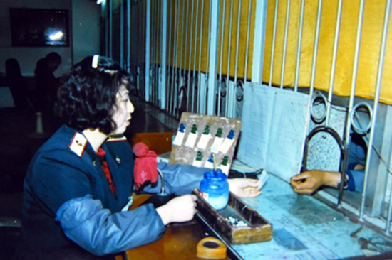 出售硬板火车票。(资料照片)