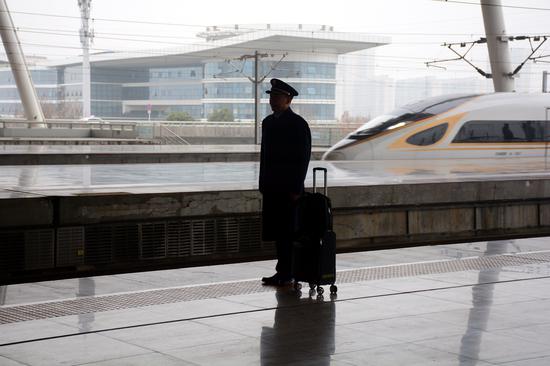 高鐵司機(jī)林平立崗等待列車進(jìn)站。熊民明 攝