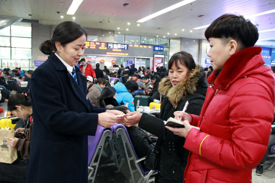 任文芳及其团队深入候车室调研旅客需求。刘静 摄