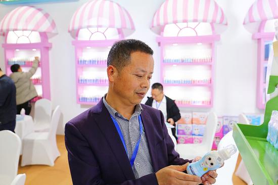 图为郭朝举董事长在介绍产品特点