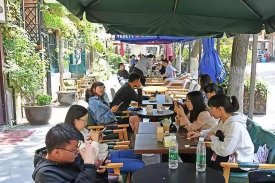 漢口黎黃陂路上，眾多年輕人結(jié)伴到這里拍照留影游玩