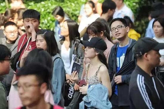 漢街上，不少市民在春日艷陽里穿著短裝逛街