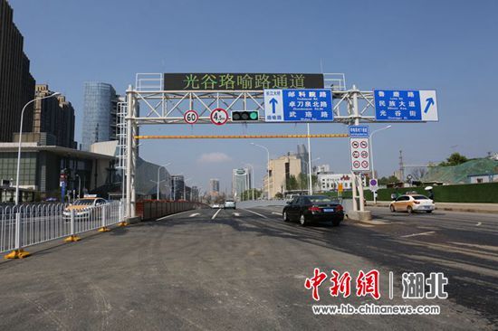 光谷珞喻路通道 肖帆摄