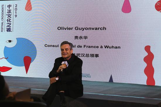 法国驻武汉总领事贵永华先生说“像回家”了一样,接地气的坐在地上跟媒体“唠嗑”式的介绍中法文化之春。