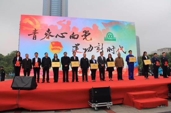 通报全市“两红两优”先进集体(个人)