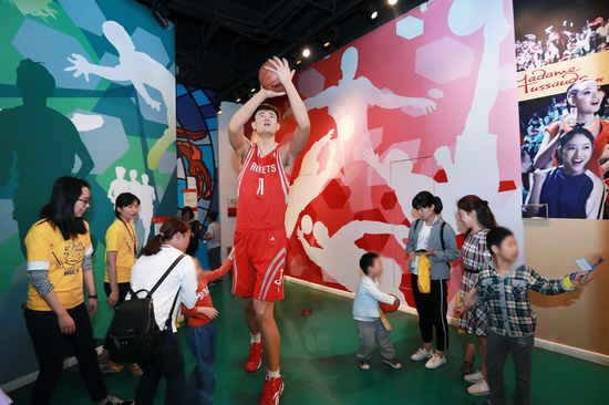 孩子们参观蜡像馆