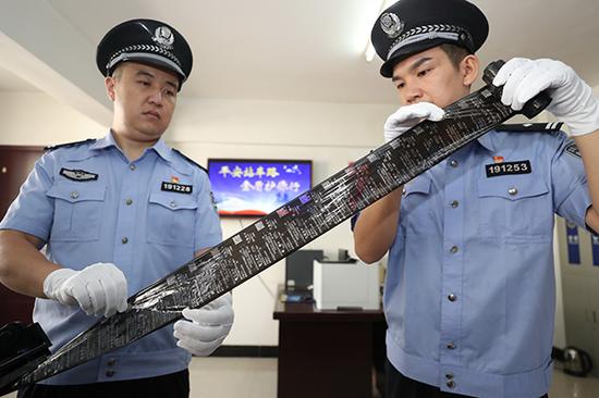 武汉铁路公安处民警清查案件中用于制作假火车票的碳带 本文图片均为通讯员 胡金力 图