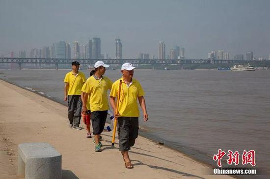 救援队员在武昌江滩巡查 张畅 摄
