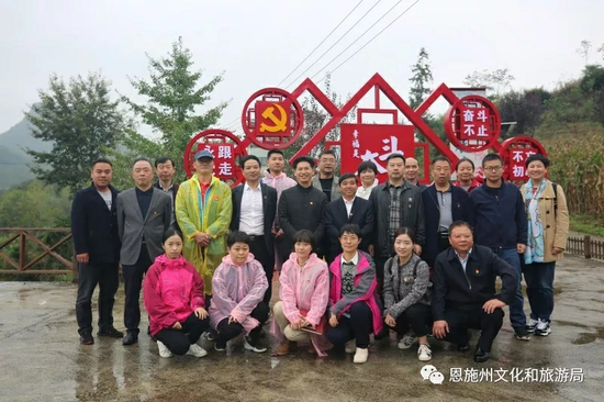 观光店子坪村后和王光国合影留念