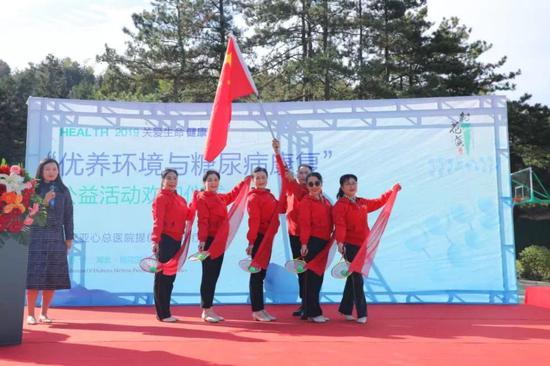 柔力球表演《五星红旗》