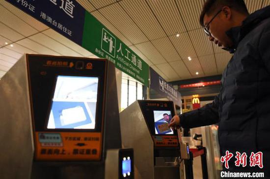 资料图:旅客在兰州西站电子客票通道直接使用身份证进站乘车。 杨艳敏 摄