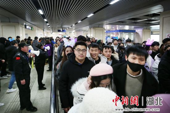 江汉路站客流高峰时段，工作人员引导乘客有序进站