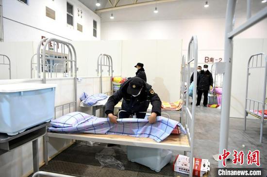 2月6日，武汉大雨，中新网记者来到“方舱医院”武汉客厅施工现场探访。目前该医院的2000张床位已安置妥当，当晚将开始接收患者。　安源　摄