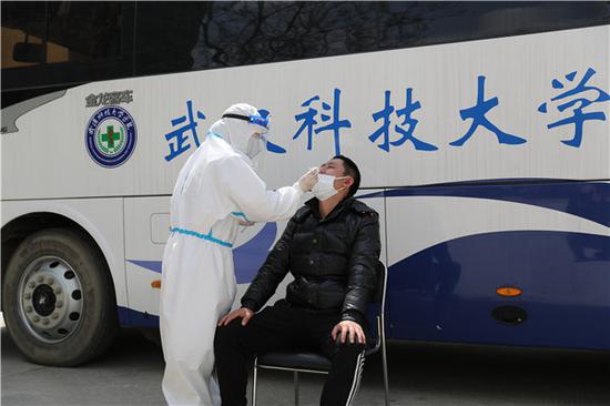 武汉科技大学医院医务人员进行核酸检测采样(摄影:张宾)