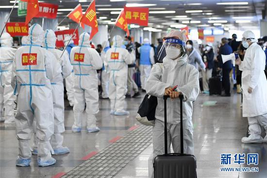 4月8日,G4802次列车的旅客在北京西站等候出站。新华社记者 鞠焕宗 摄