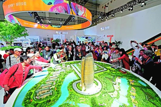 展馆内，康养地产展区与未来社区卫生医疗服务吸引市民关注。