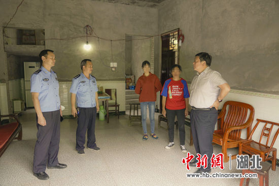 建始县公安局领导到茅田乡小茅田村探望困难学生 周涛供图