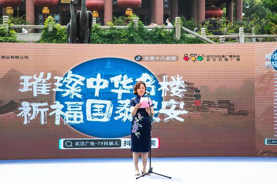 图为中国文物学会历史文化名楼保护专业委员会会长、滕王阁管理处处长周婷芳致辞