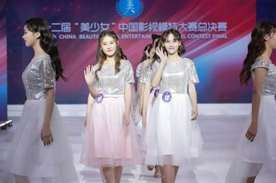 杨杨展示校园服装